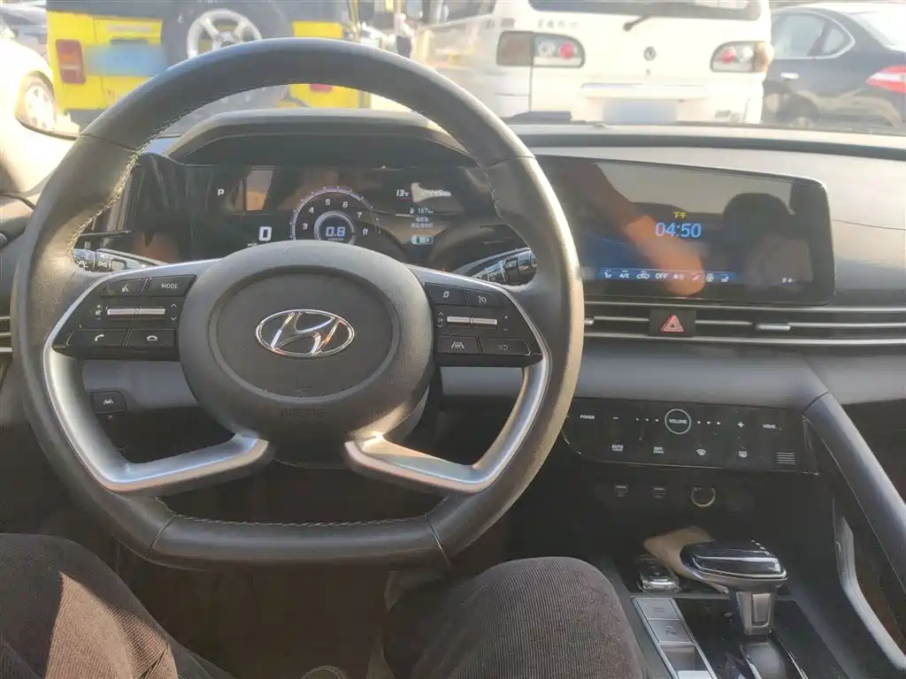 Hyundai Elantra 2022 1.5L CVT LUX Premium Edition фото 6