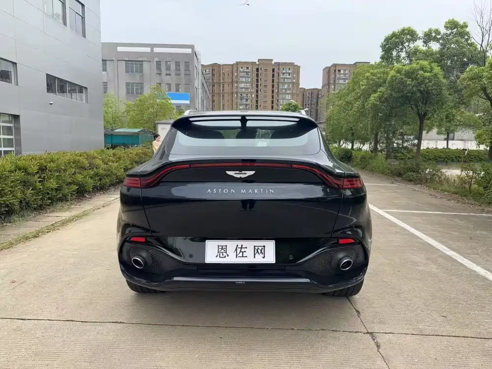ASTON MARTIN DBX