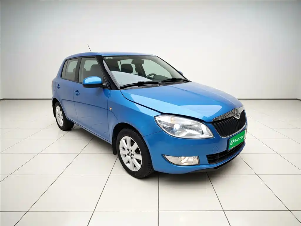 Škoda Fabia 2014 1.4L Automatic Crystal Spirit Edition фото 4