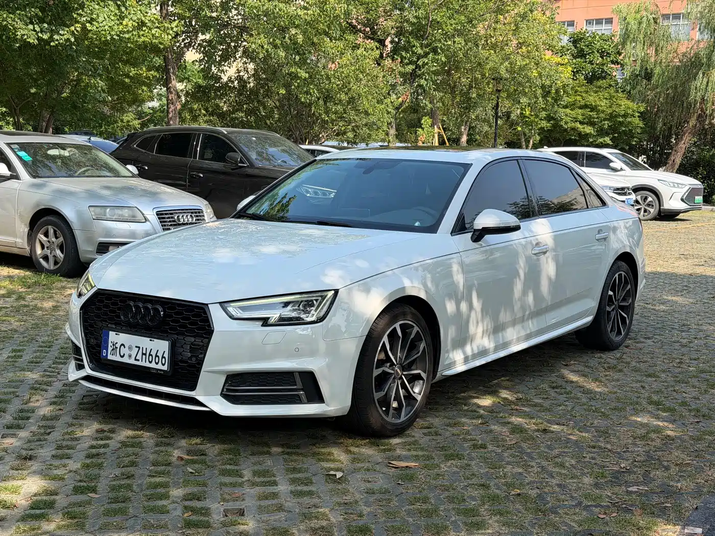 Audi A4L, 2018 год
