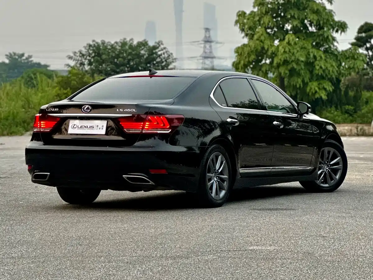 Фото 4 - Lexus LS