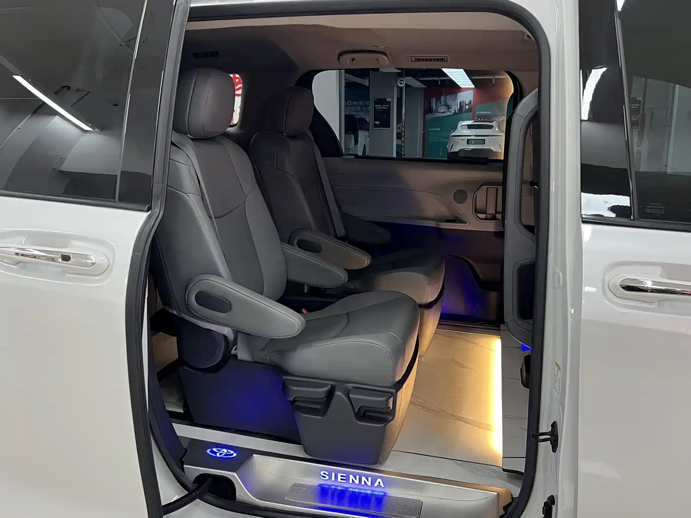 Toyota Sienna 2023 2.5L Hybrid Luxury Edition фото 12