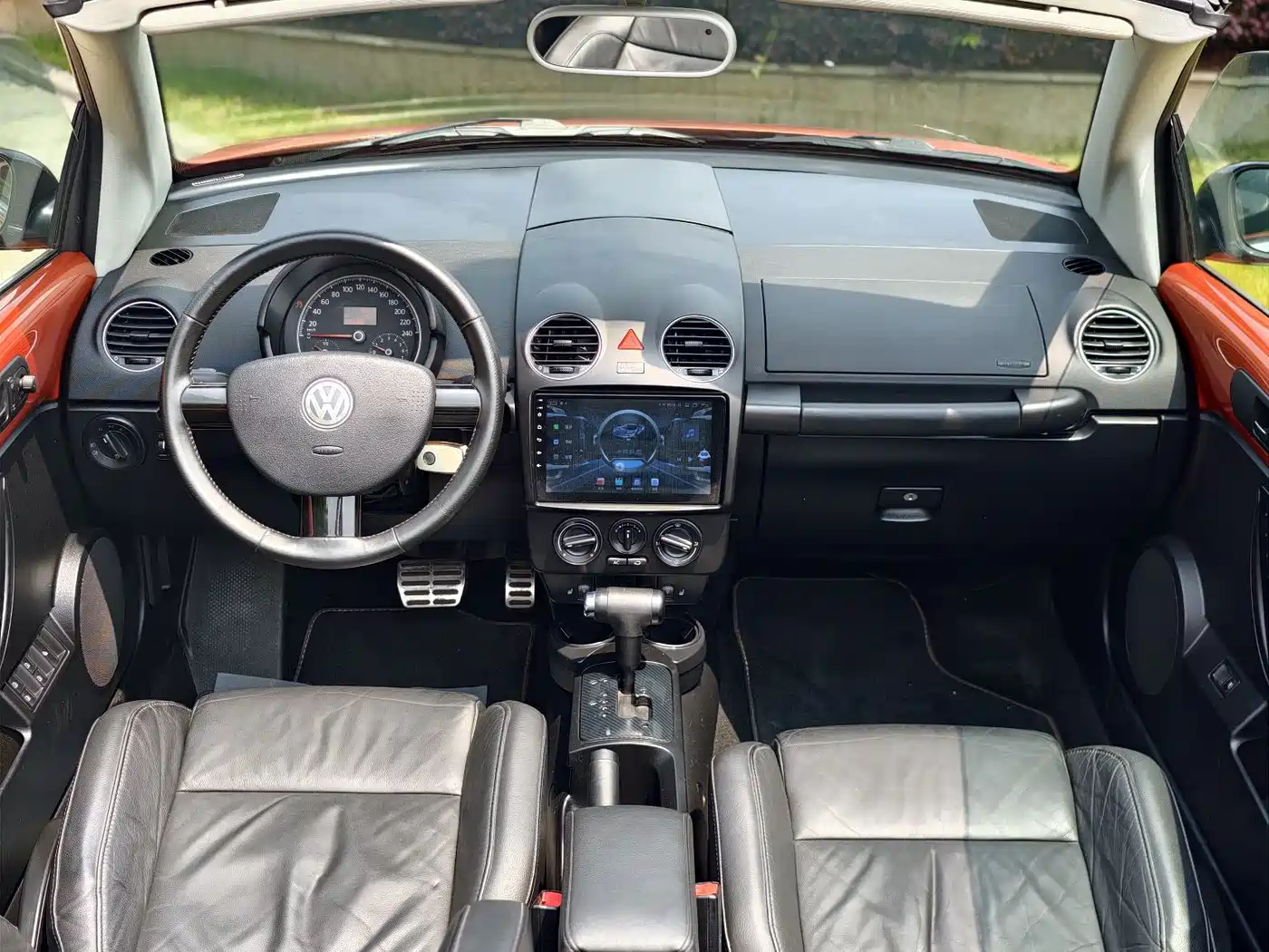 Volkswagen Beetle 2010 Model 2.0 BlackOrange Convertible Luxury Edition фото 8