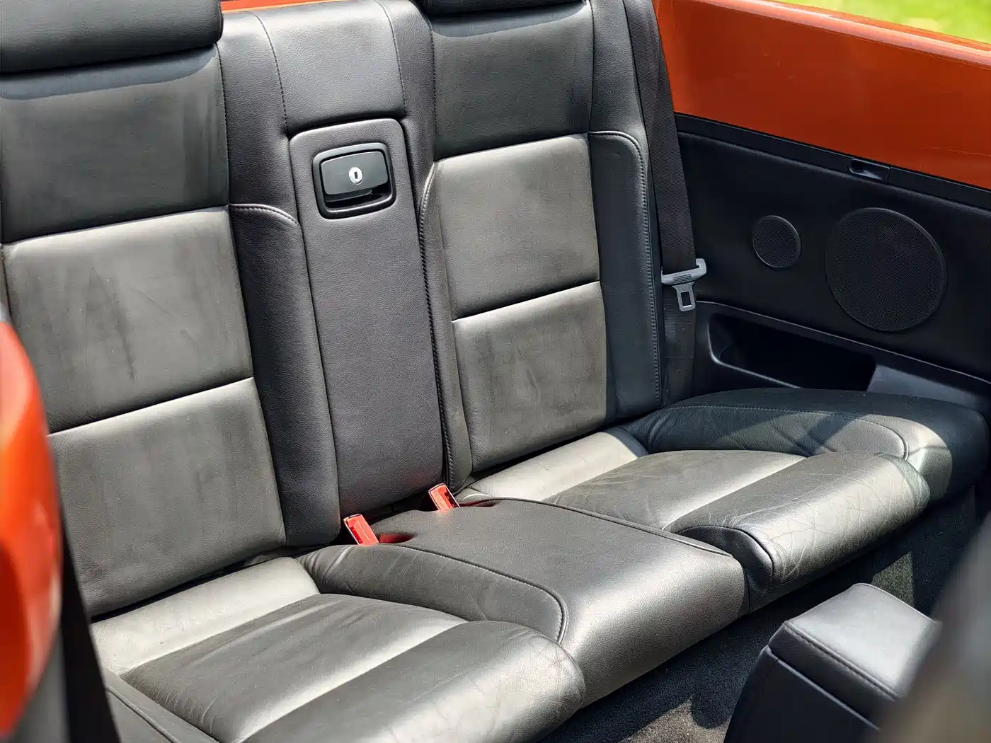 Volkswagen Beetle 2010 Model 2.0 BlackOrange Convertible Luxury Edition фото 11