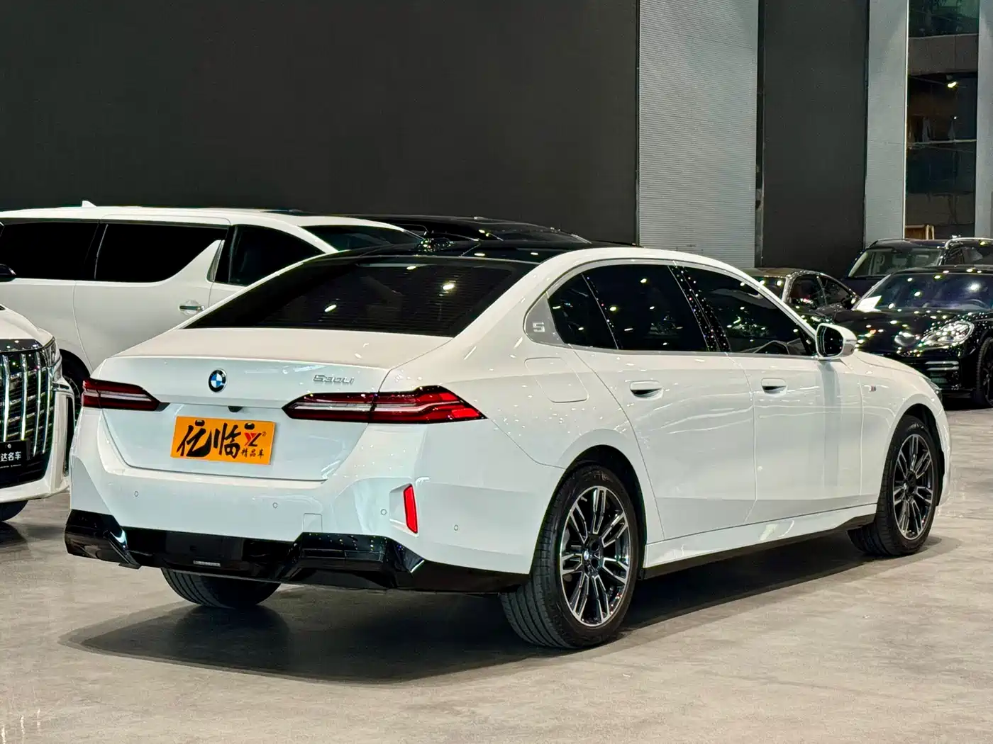 BMW 5 Series 2025 530Li Leading M Sport Package фото 16