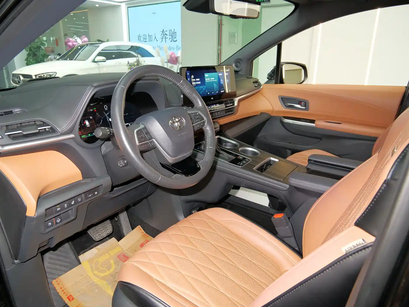 Toyota Granvia 2022 Model Year 2.5L Hybrid Flagship Edition фото 8
