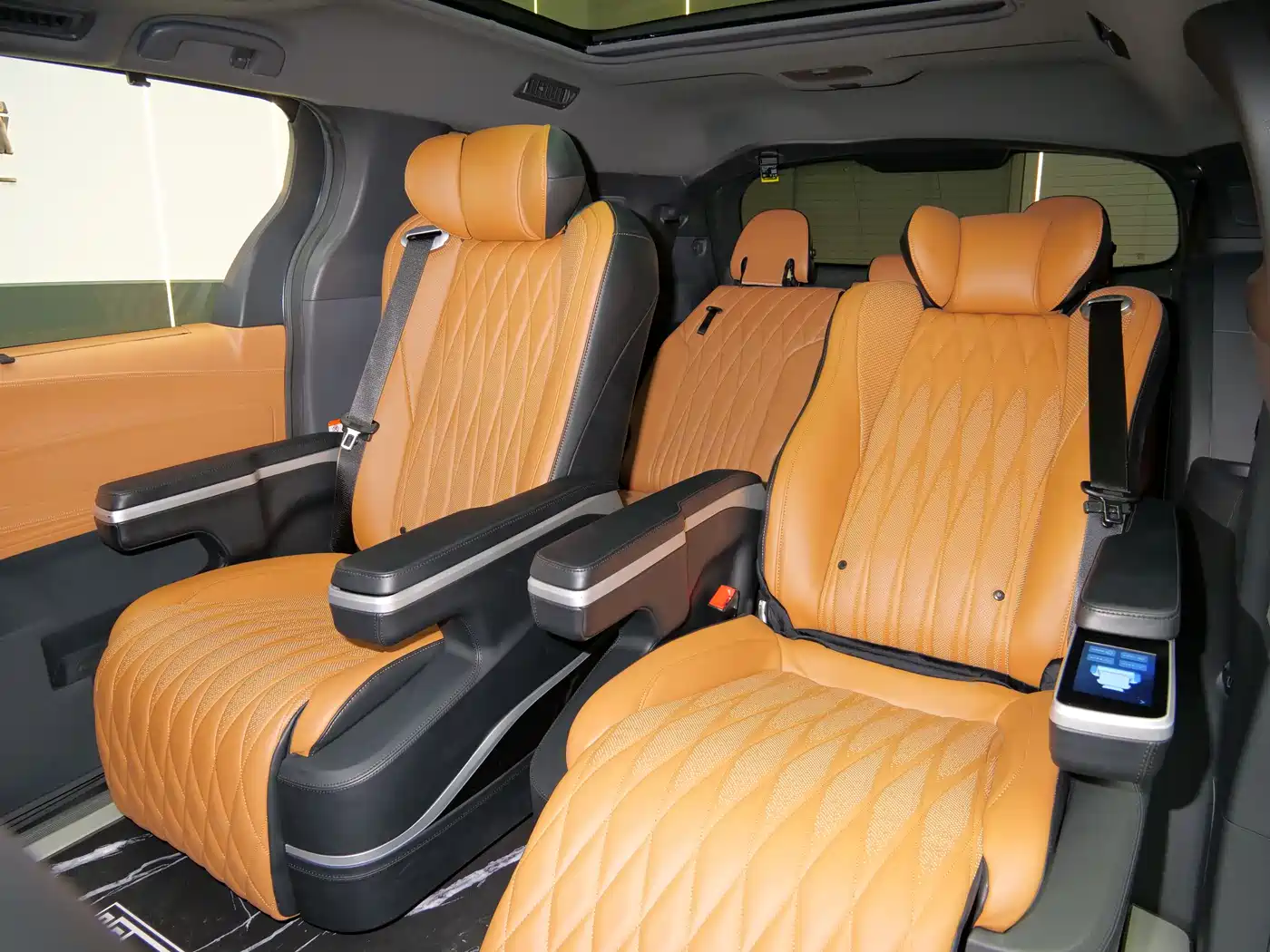 Toyota Granvia 2022 Model Year 2.5L Hybrid Flagship Edition фото 13