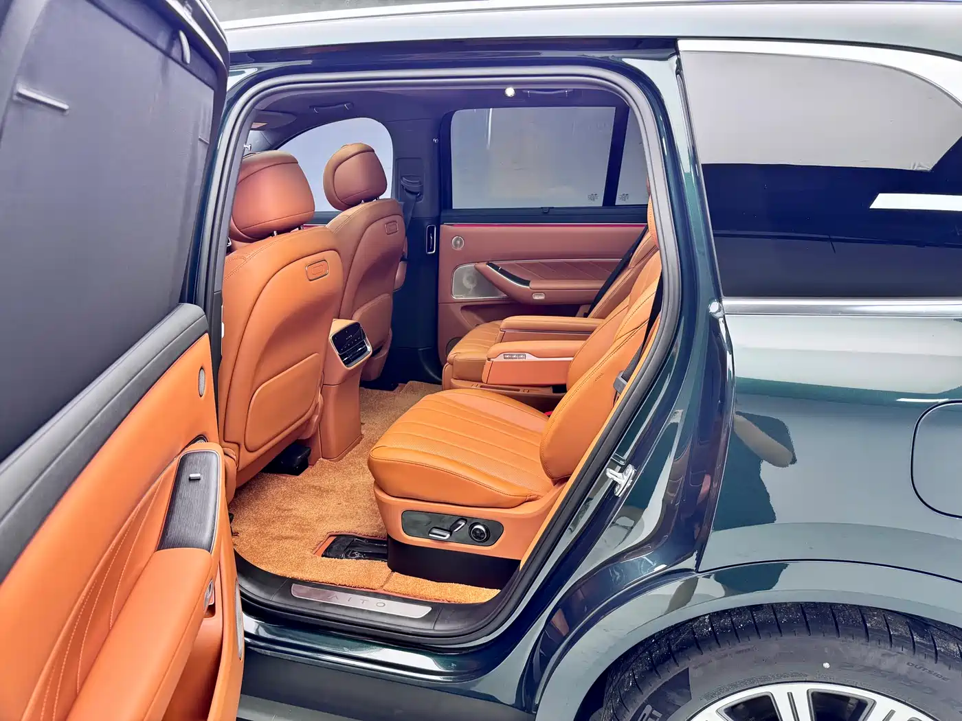 AITO Wenjie AITO M8 2025 Model Extended Range Max+ Edition 53.4kWh 6-Seater фото 11