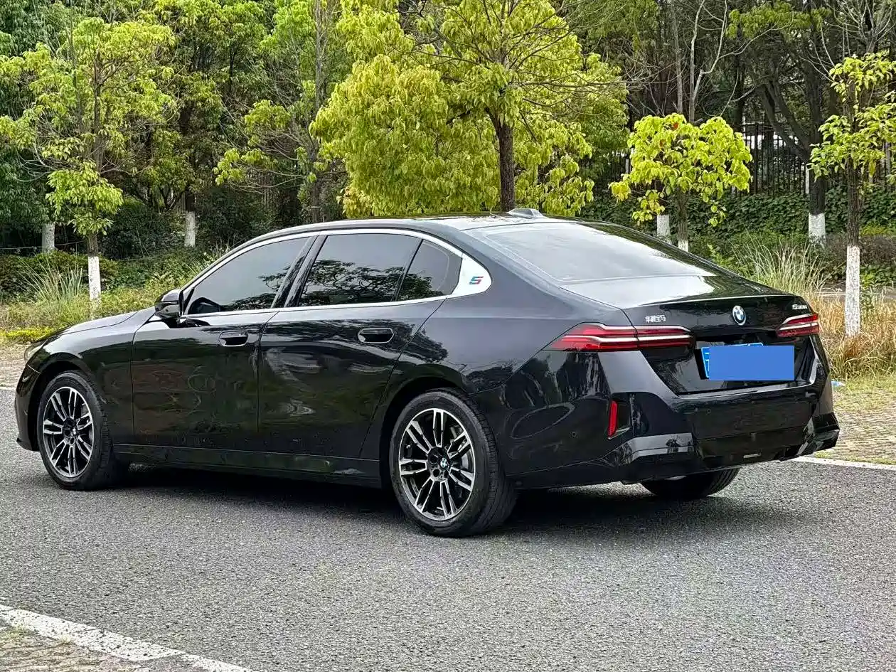 BMW 5 Series 2025 530Li Leading M Sport Package фото 26