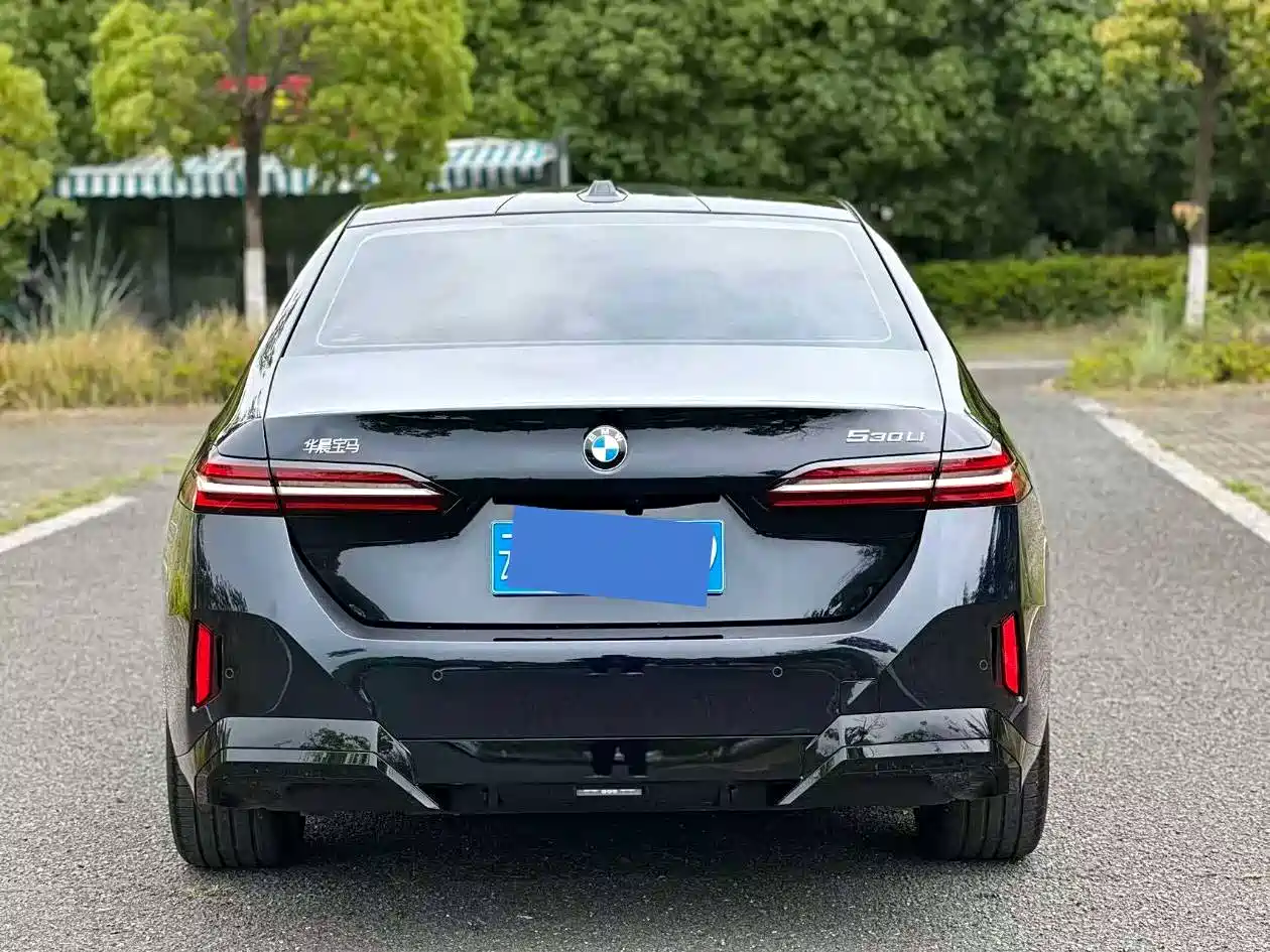 BMW 5 Series 2025 530Li Leading M Sport Package фото 25