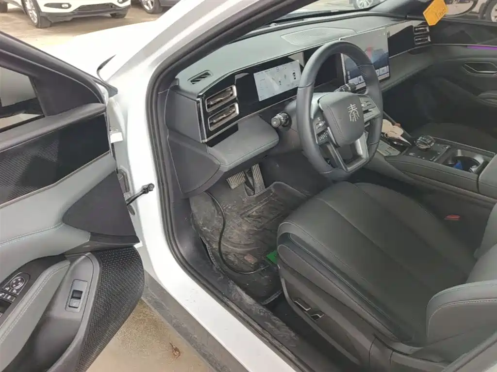 BYD Qin L 2025 DM-i Smart Drive 80KM Premium фото 16