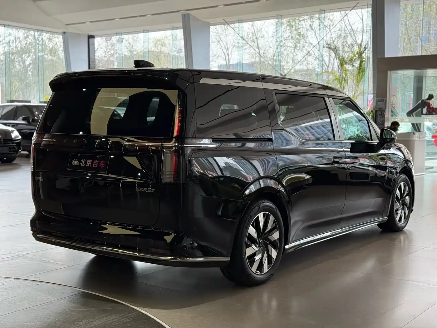Volvo EM90 2026 2025 Ultra Six-Seater