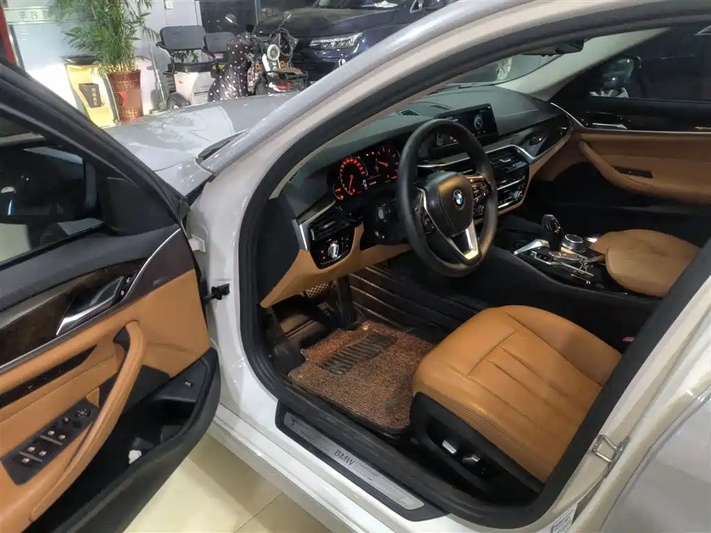 BMW 5 Series 2018 528Li Launch Special Edition фото 12