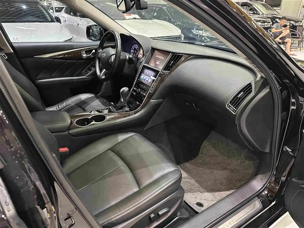 Photo 8 - Infiniti Q50L