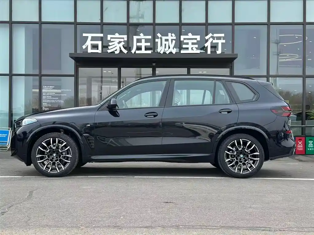 BMW X5 2025 Model xDrive 40Li M Sport Blackout Package фото 3