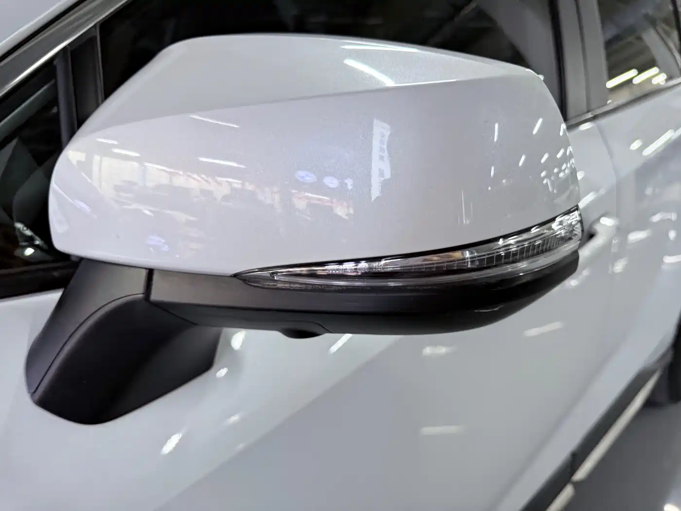 Toyota Wildlander 2023 2.0L CVT FWD Luxury PLUS фото 6