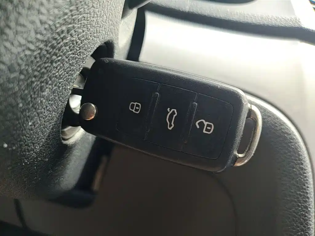 Volkswagen Lavida 2013 Facelift Classic 1.6L Automatic Trend фото 9