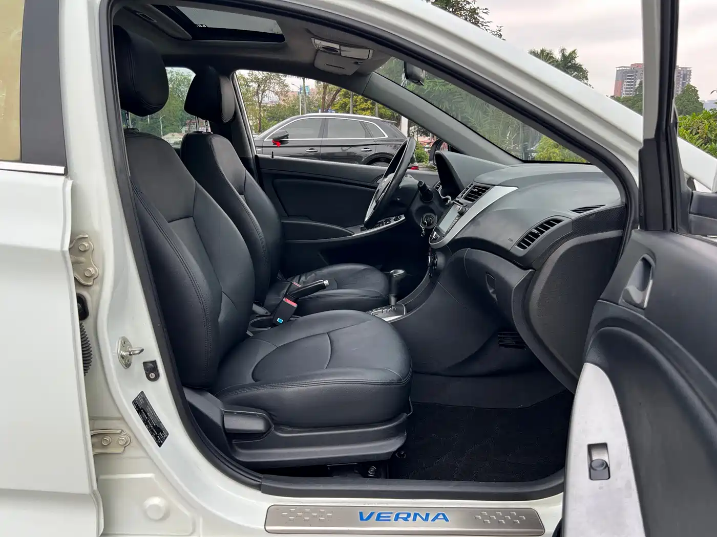 Hyundai Reina 2014 Model 1.4L Automatic GLX фото 17