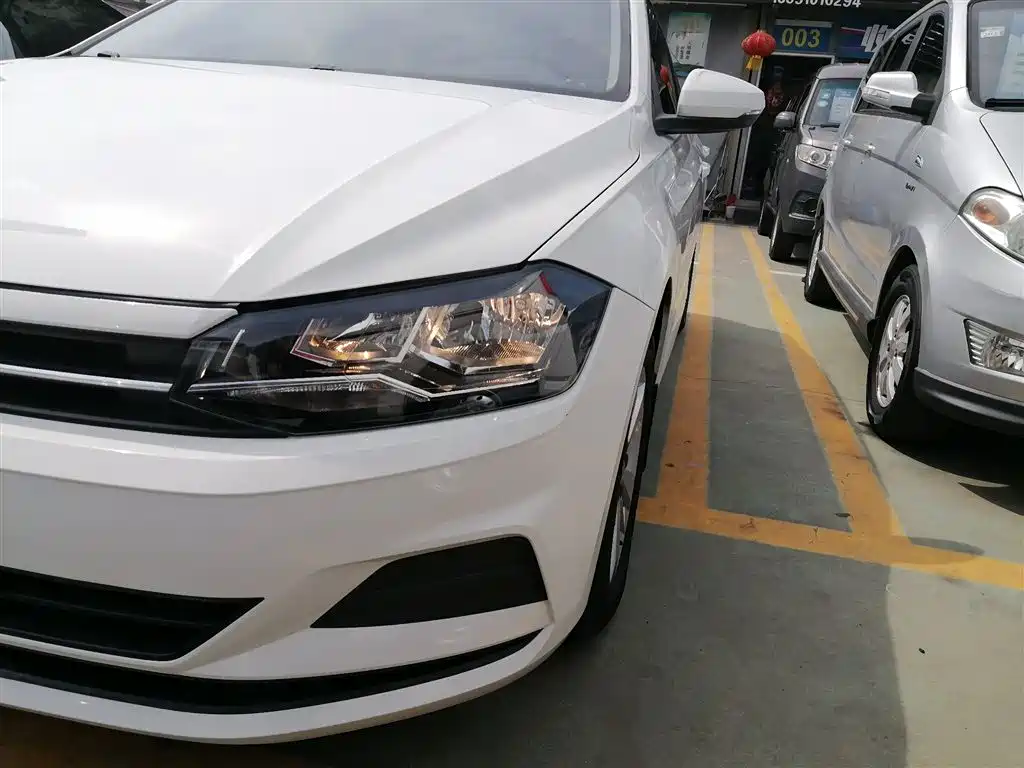 VOLKSWAGEN POLO
