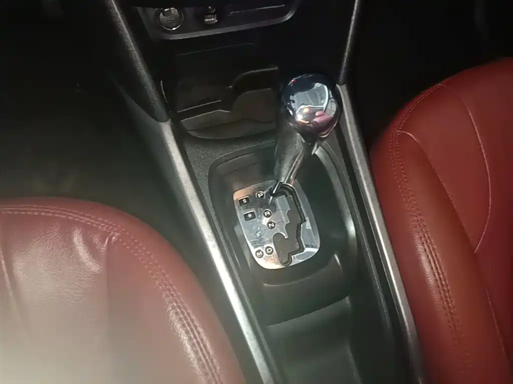 Peugeot 2008 2014 1.6L Automatic Fashion Edition фото 14