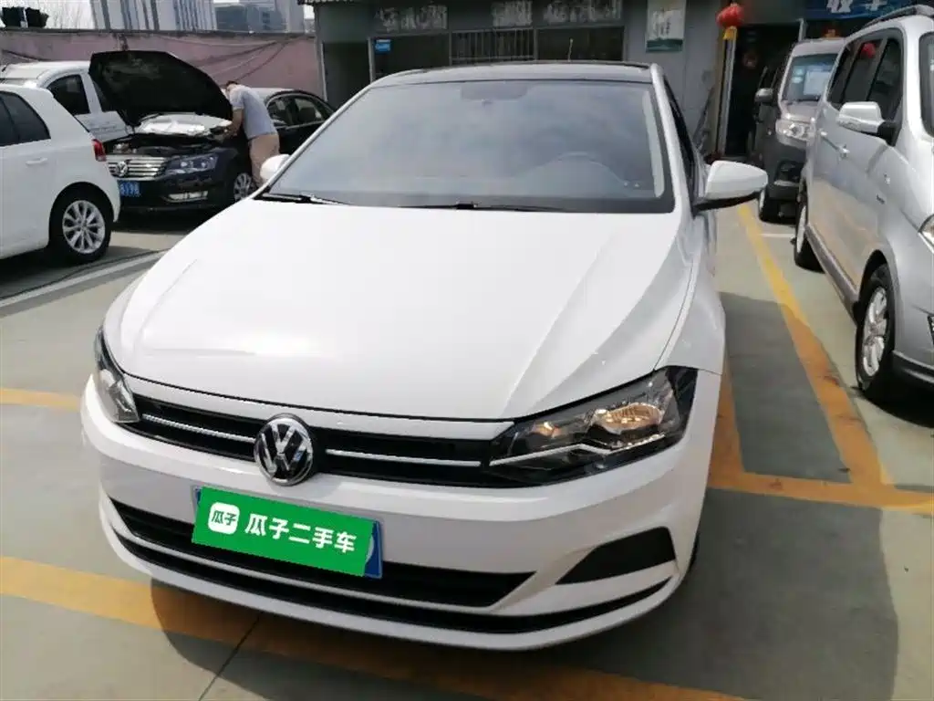 VOLKSWAGEN POLO