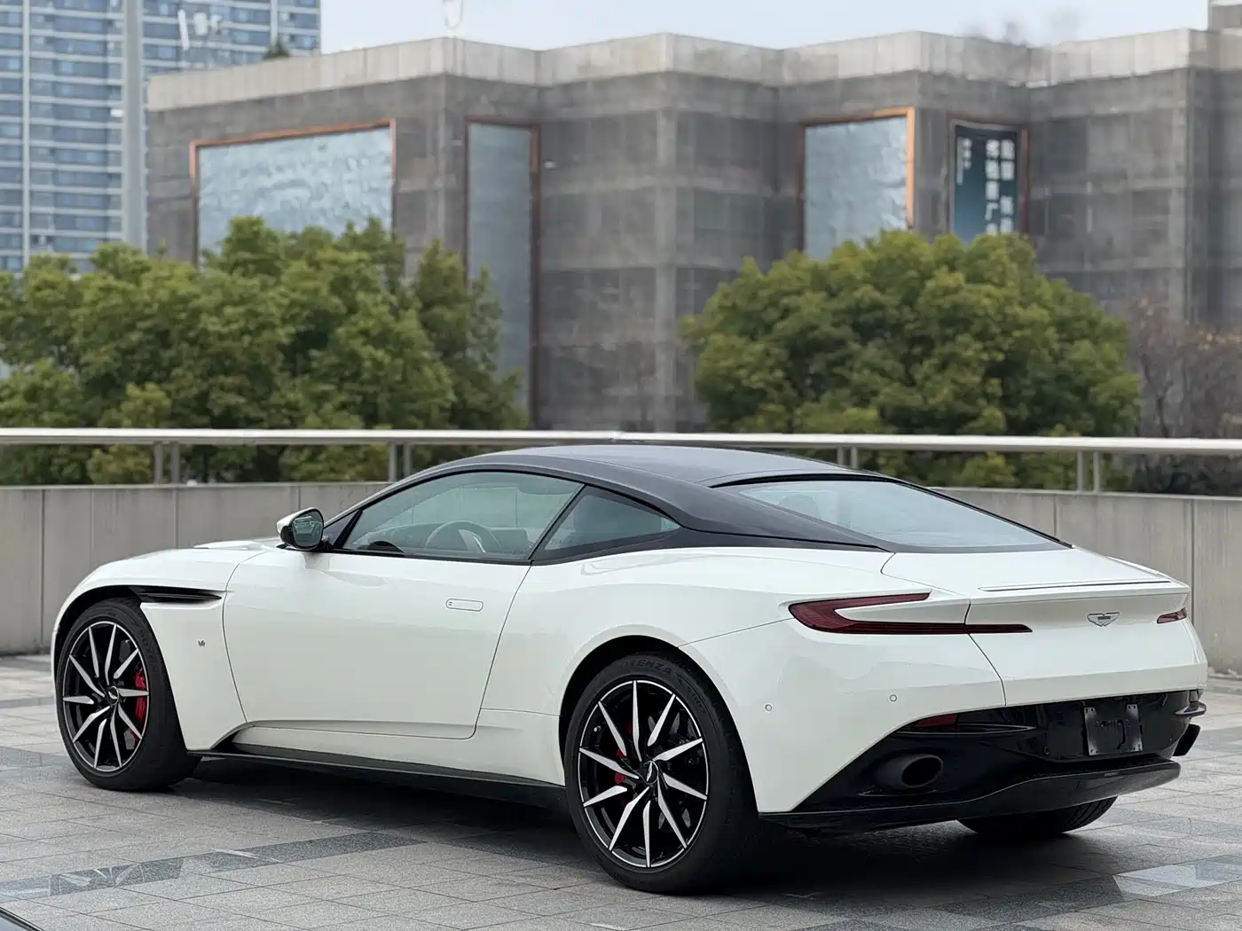 Aston Martin DB11 2017 2016 5.2T Launch Edition