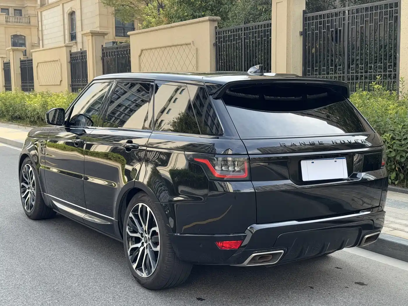 Land Rover Range Rover Sport 2022 3.0 L6 Gloss Black Edition фото 5