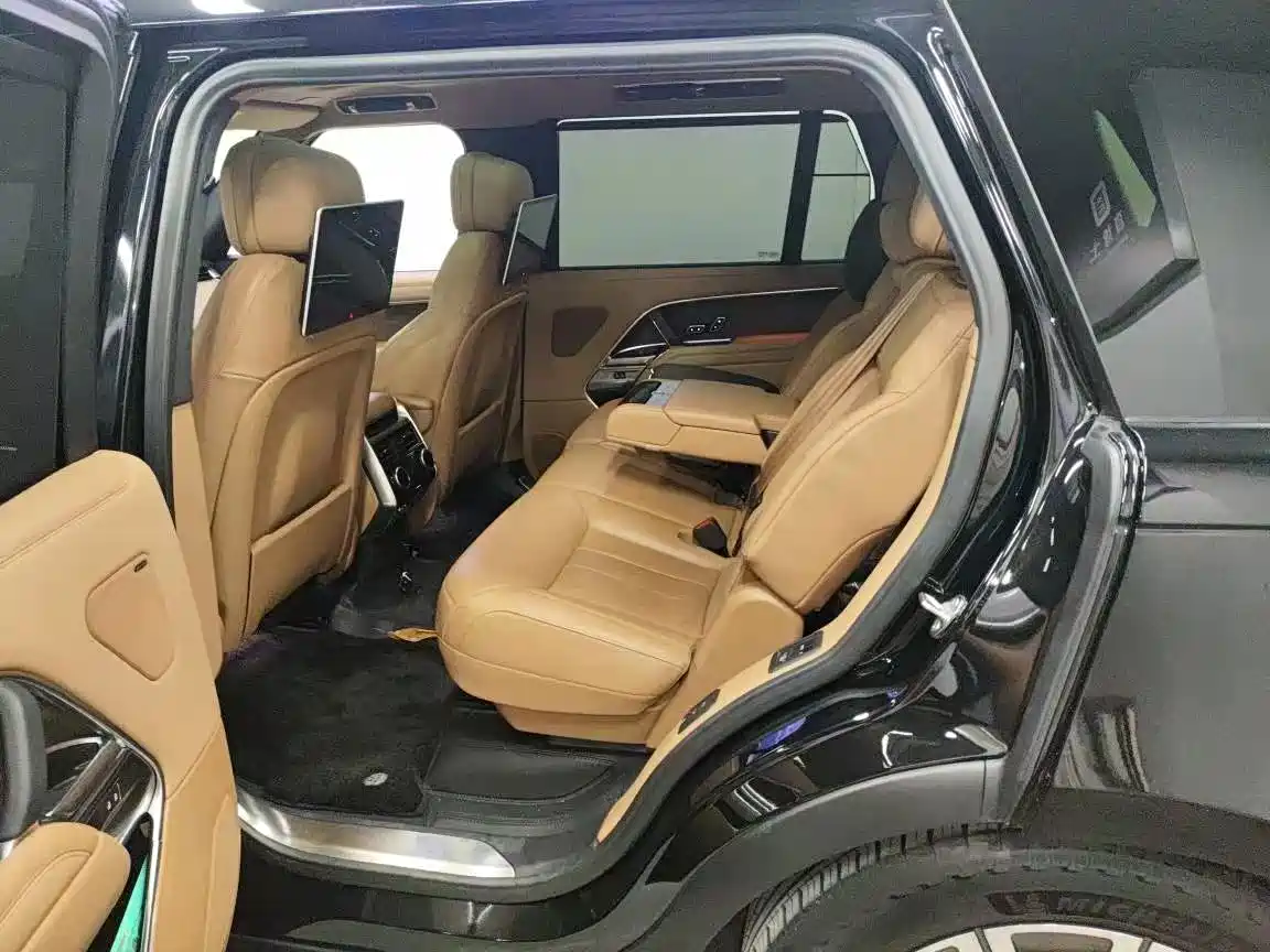 Land Rover Range Rover 2023 3.0 L6 400PS Golden Age 7-Seater Long Wheelbase фото 8