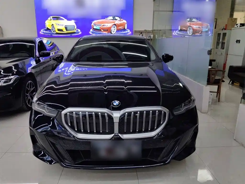 BMW 5 Series 2025 530Li Leading M Sport Package фото 3