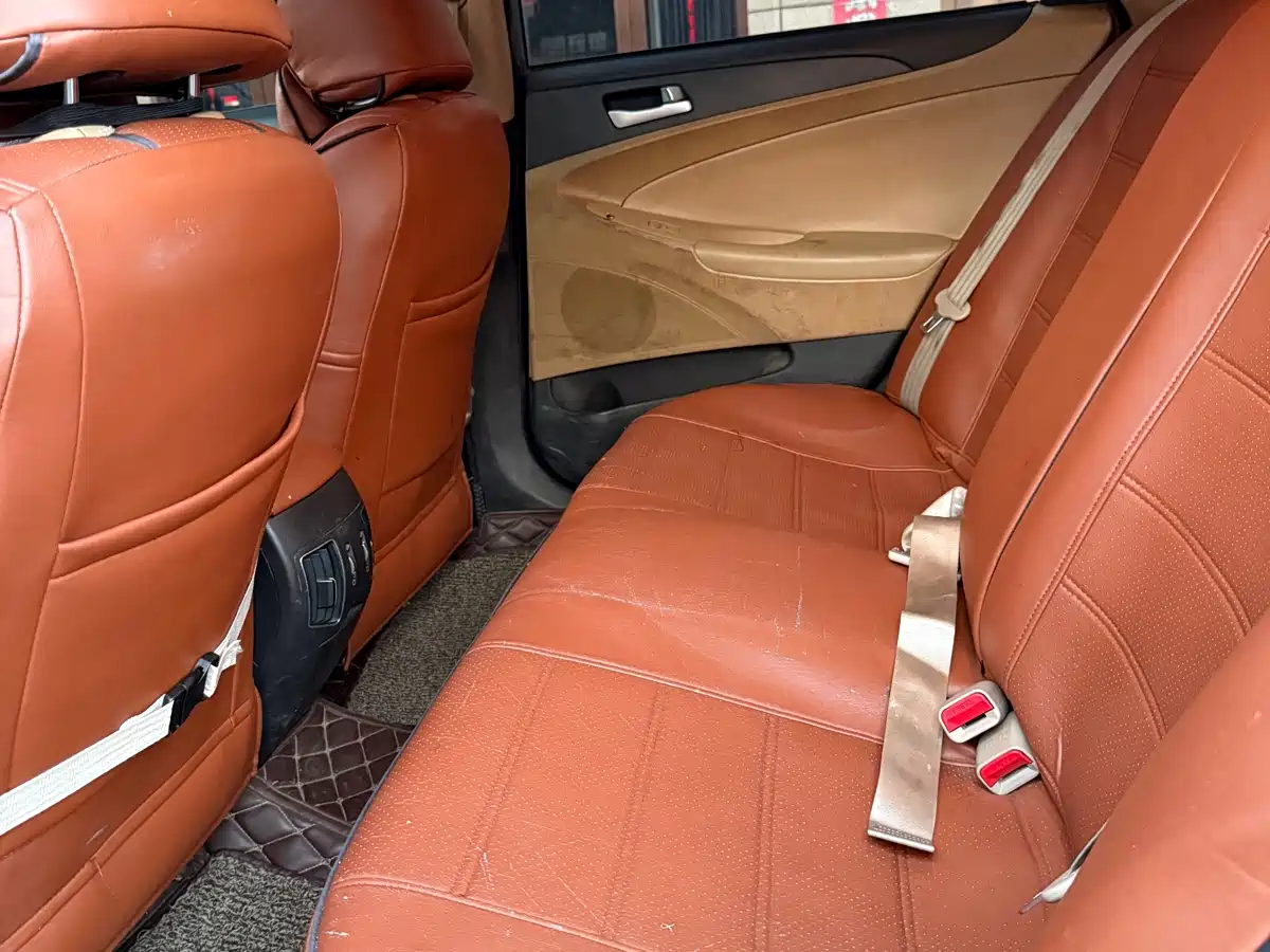 Hyundai Sonata 2011 2.0L Auto Leading Edition фото 6