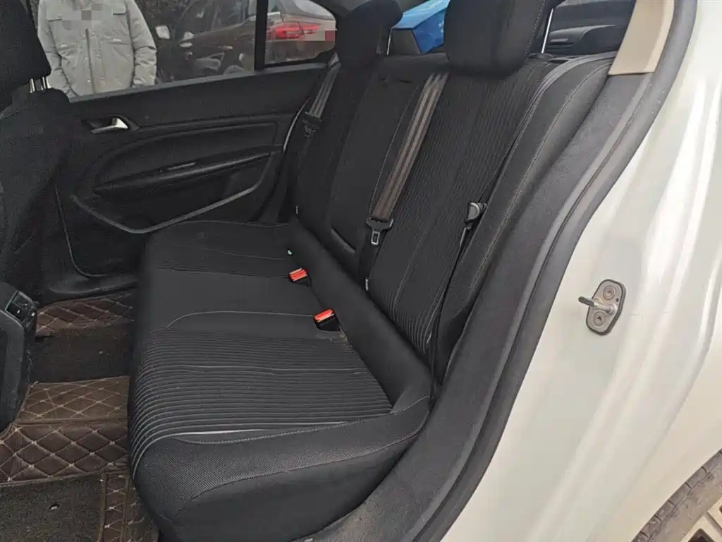 Peugeot 408 2016 1.6T Automatic Luxury Edition фото 15