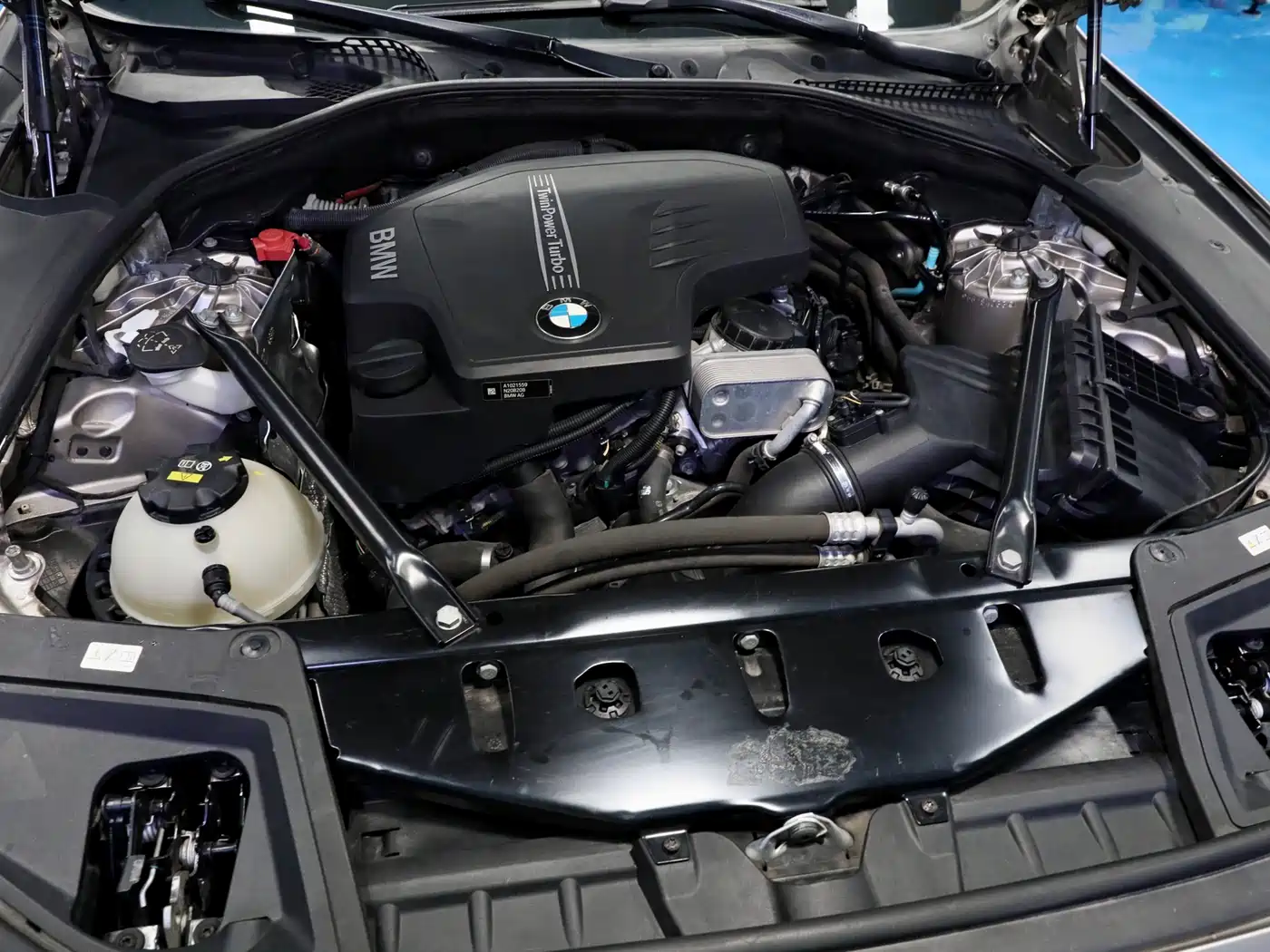 BMW 5 Series (Import) 2014 520i Touring фото 8