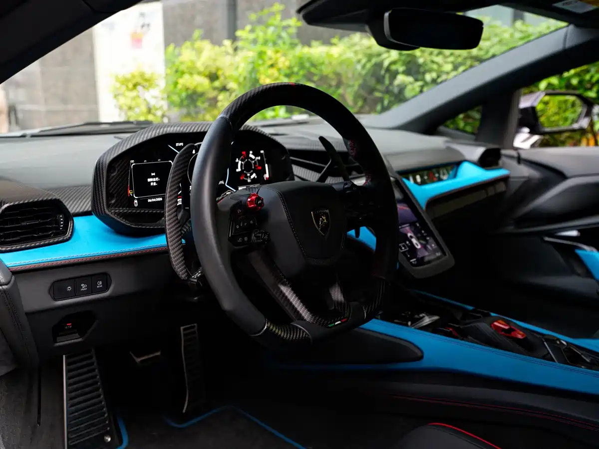 LAMBORGHINI REVUELTO