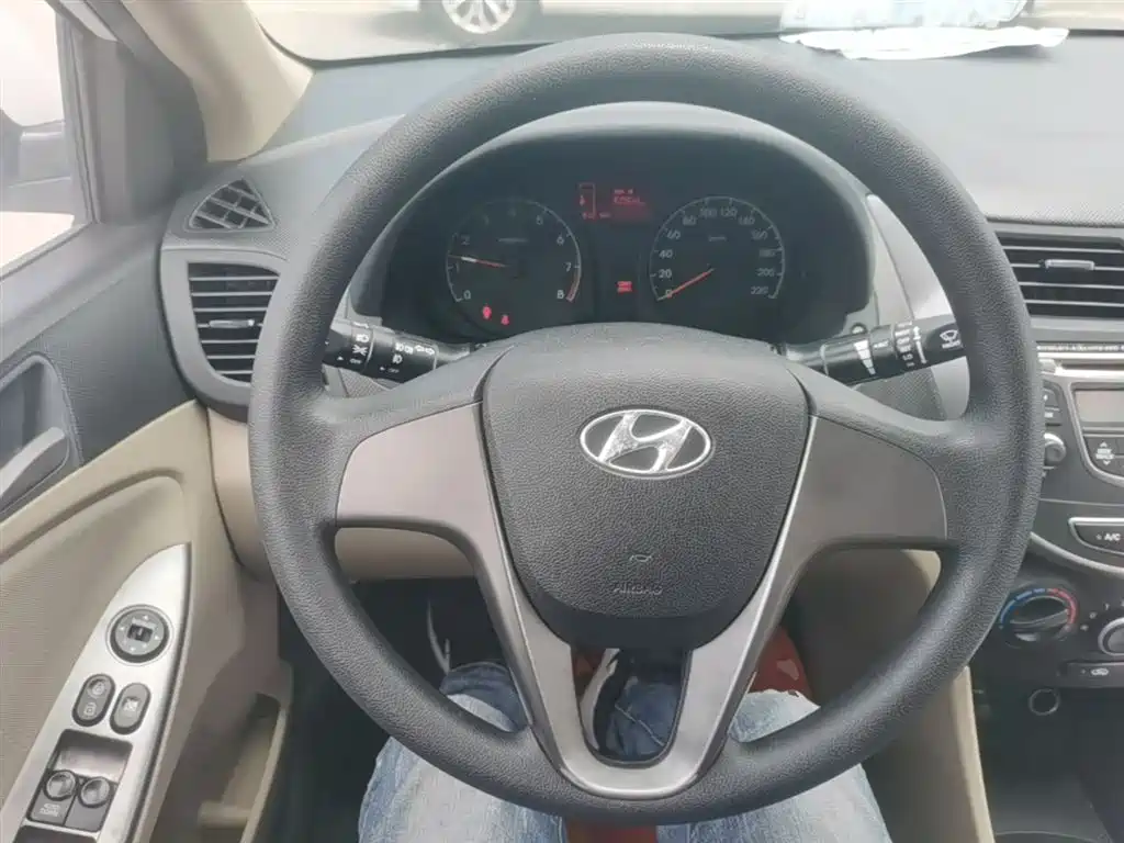 Hyundai Verna 2014 1.4L Manual Smart GLS фото 11