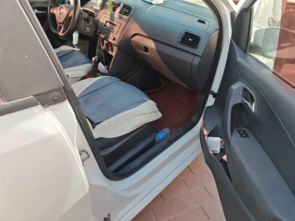 Volkswagen Polo 2016 1.4L Automatic Trend фото 20