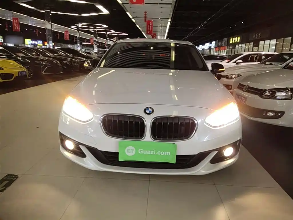 BMW 1 Series 2018 118i Sport Edition фото 3