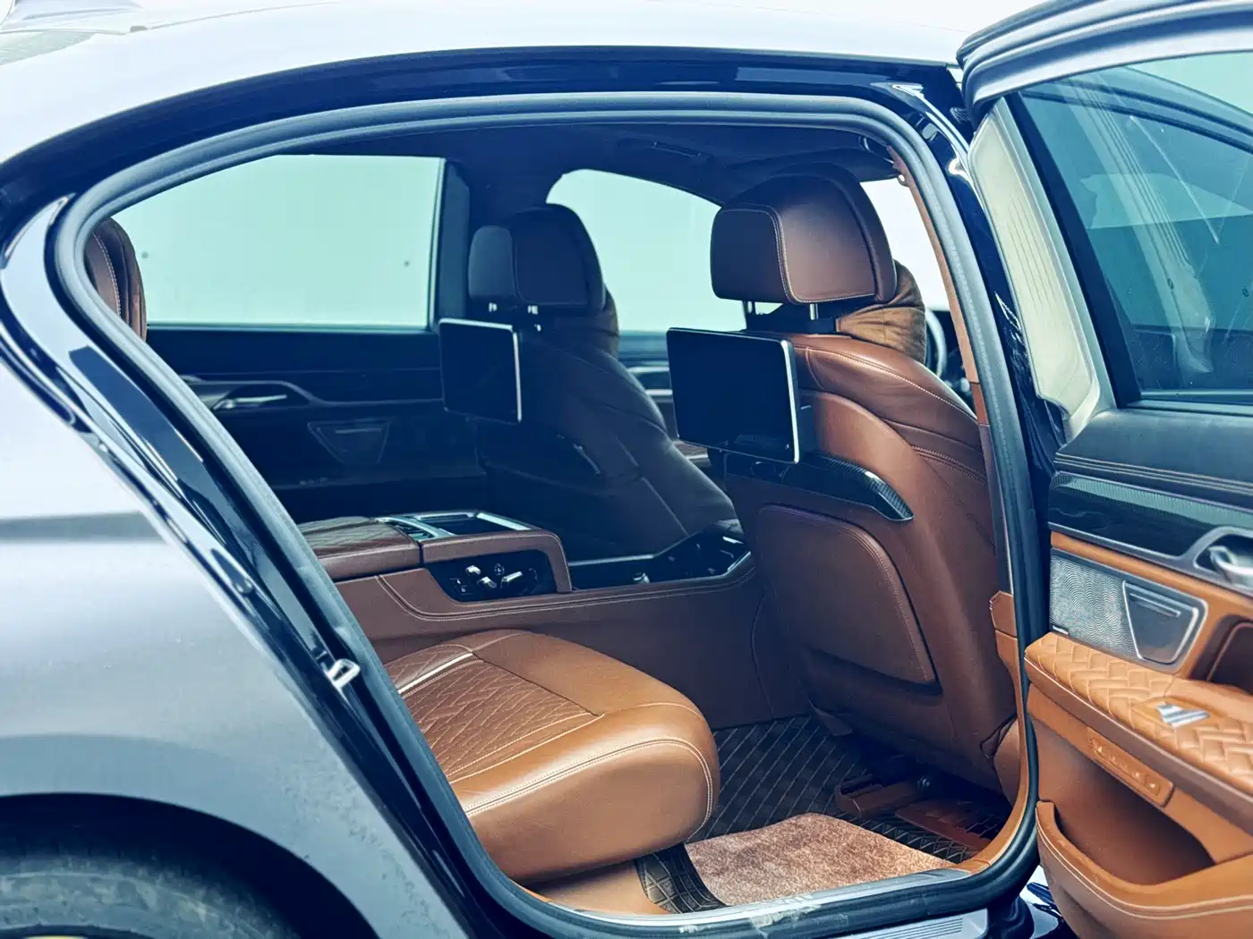 BMW 7 Series 2019 740Li xDrive Executive M Sport Package фото 16