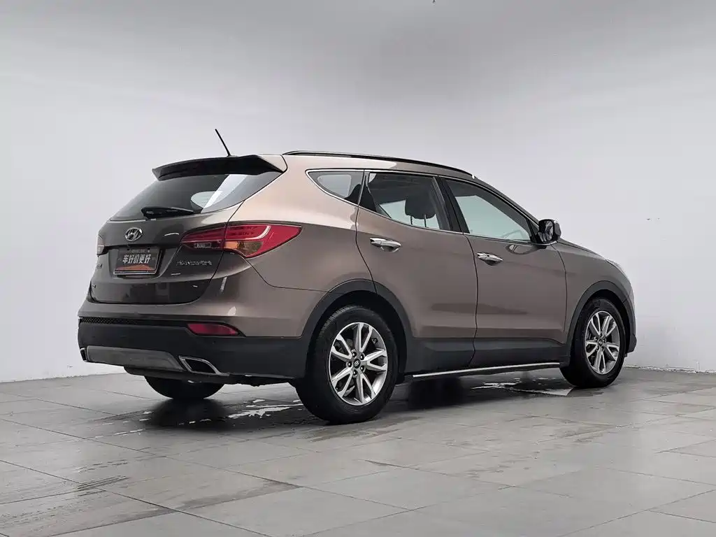 Photo 2 - Hyundai Santa Fe