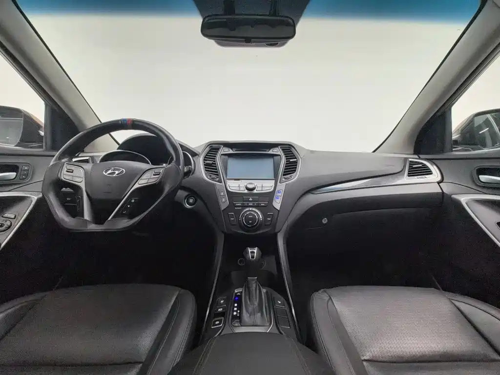 Photo 5 - Hyundai Santa Fe