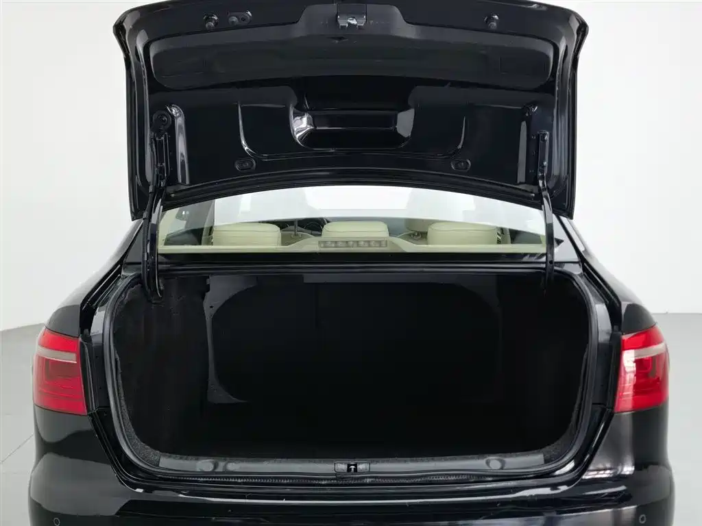 Volkswagen Lavida 2013 Facelift Classic 1.6L Manual Comfort фото 16