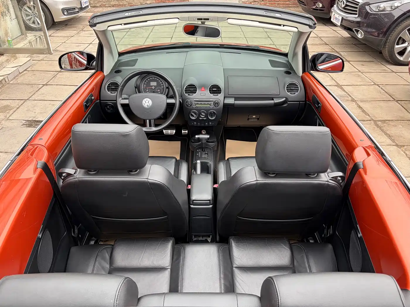 Volkswagen Beetle 2010 Model 2.0 BlackOrange Convertible Luxury Edition фото 23