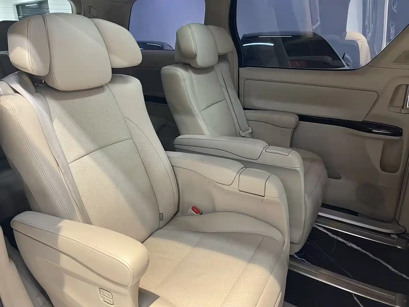 Toyota Alphard 2012 3.5L Luxury Edition фото 18