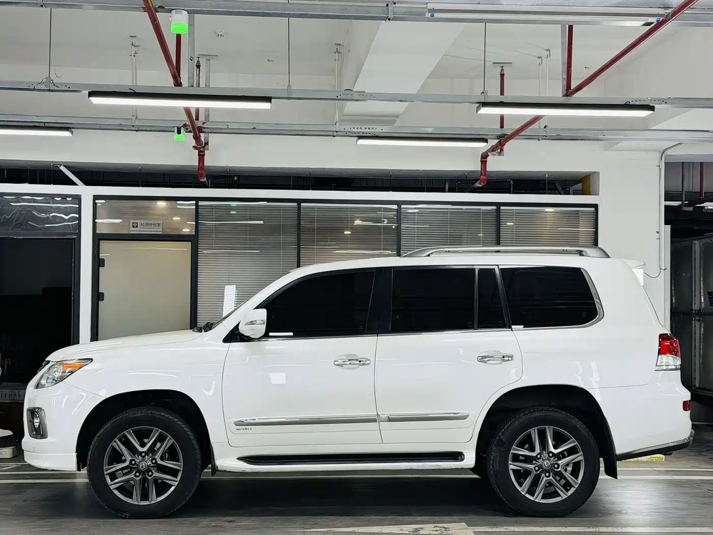 Photo 5 - Lexus LX