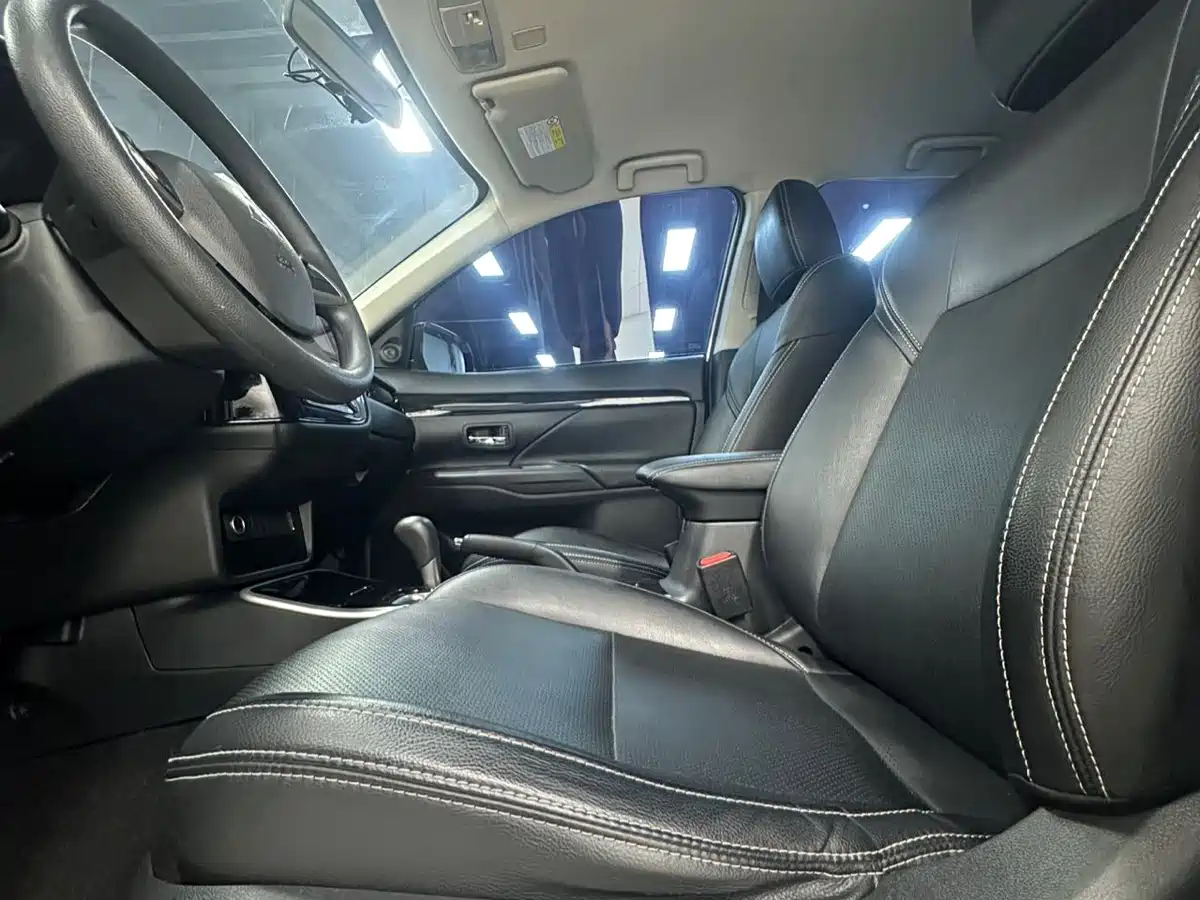 Mitsubishi Outlander 2021 2.0L 2WD Smooth Ride Version 5-Seater фото 8