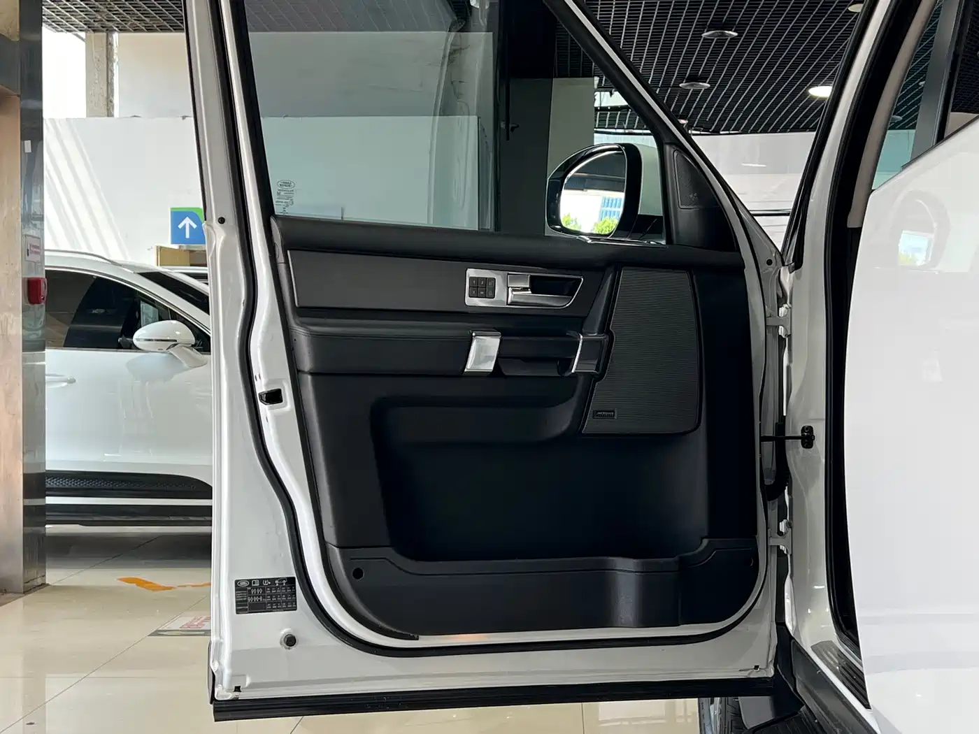 Land Rover Discovery 2016 3.0 SC Gloss Black Collector's Edition HSE фото 11