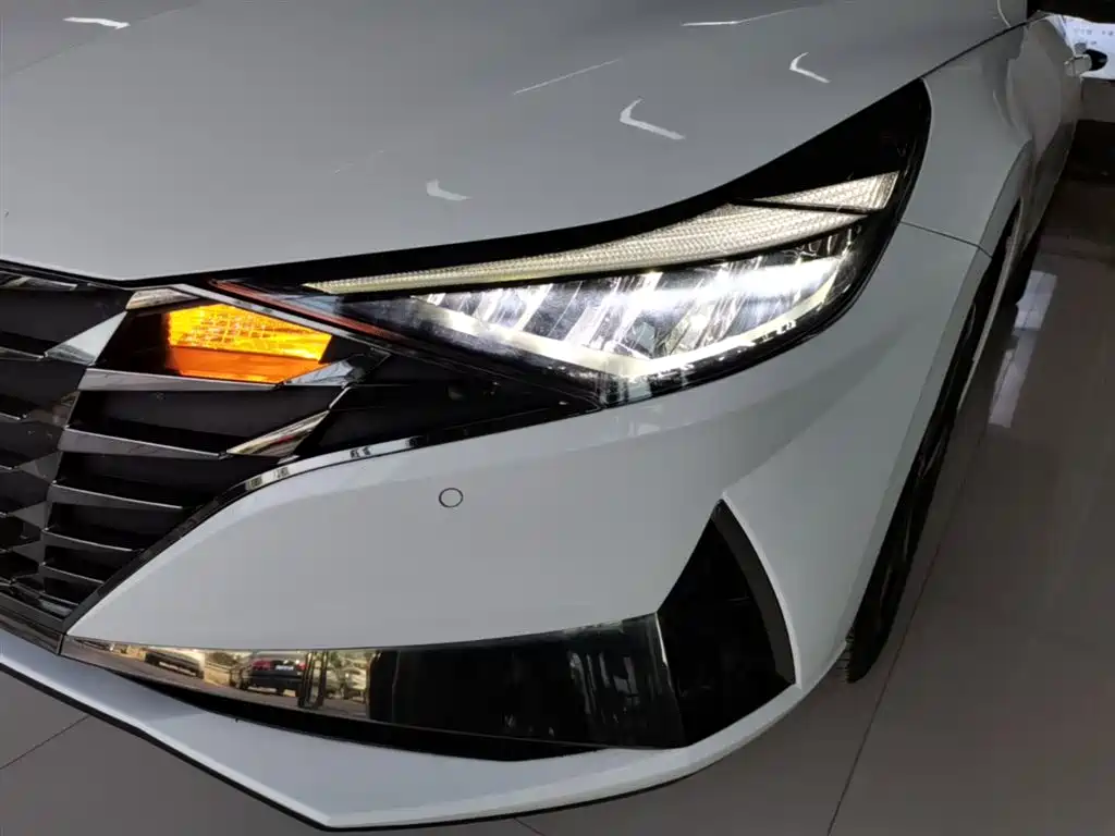 Hyundai Elantra 2022 1.5L CVT LUX Premium Edition фото 24