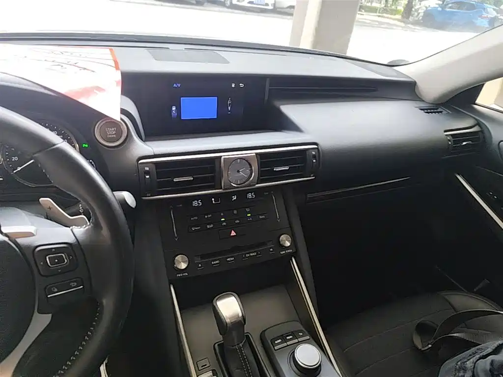 Lexus IS 2017 300 Leading Edition фото 10