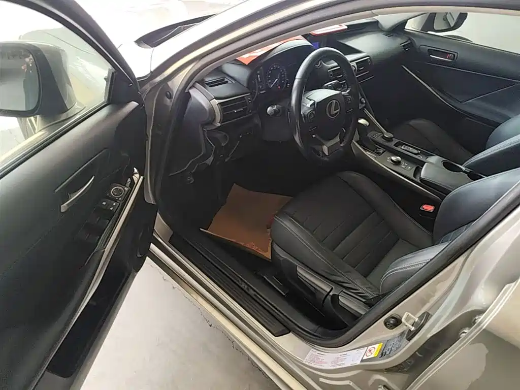 Lexus IS 2017 300 Leading Edition фото 16