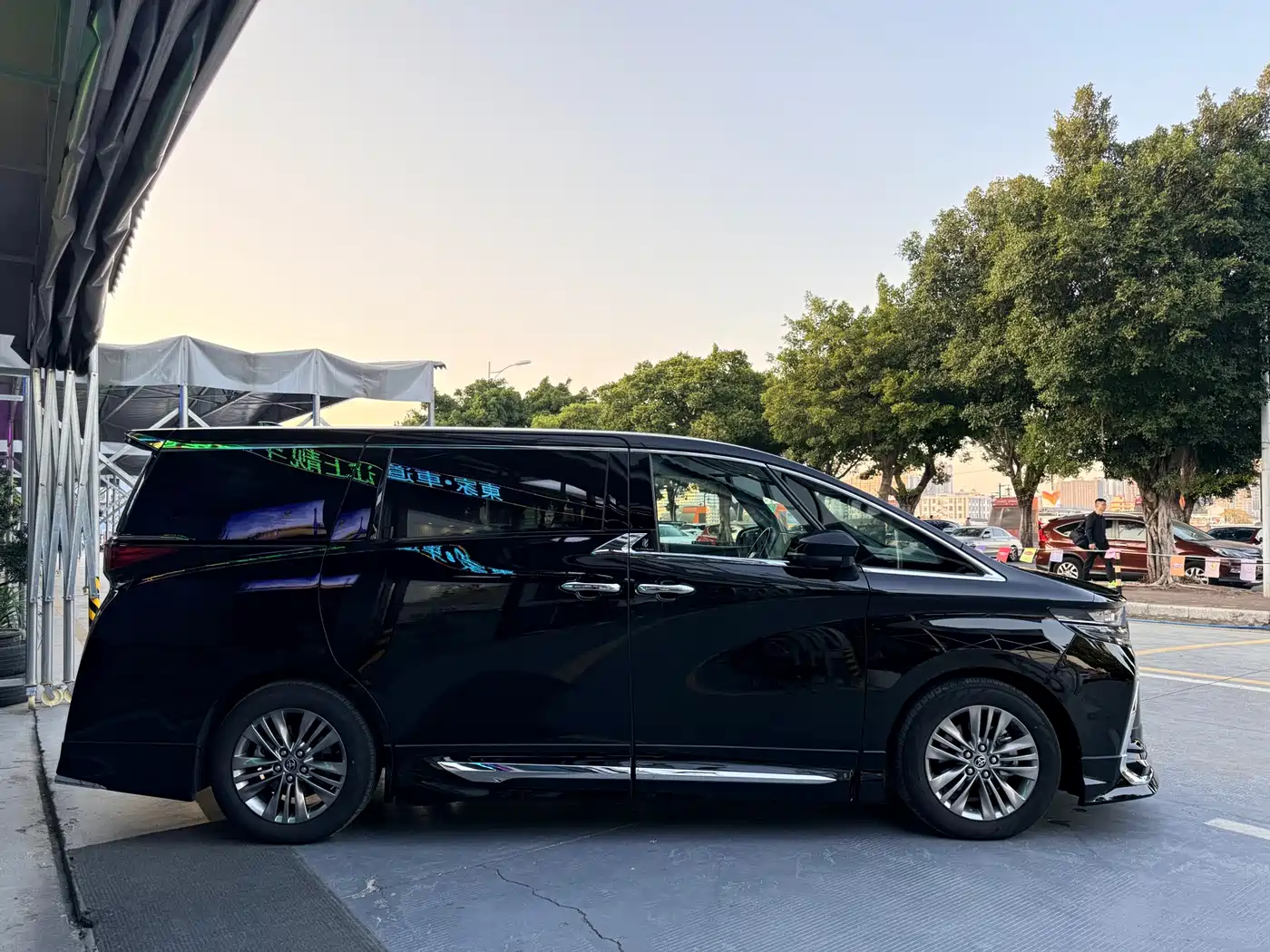 Toyota Alphard 2025 Hybrid 2.5L Prestige Gold Edition фото 4