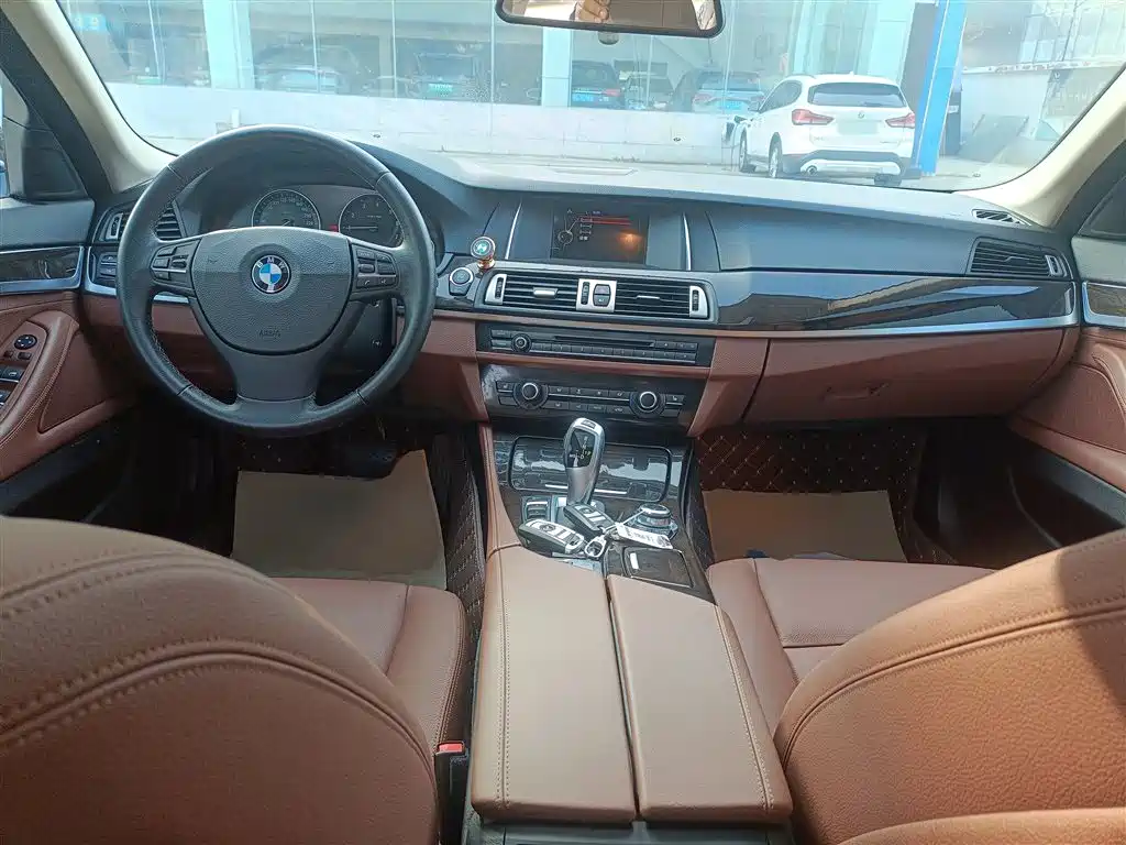 BMW 5 Series 2014 525Li Leading фото 10